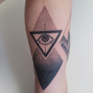 tatouage avant bras triangle