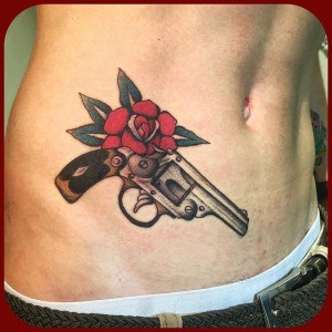 tatouage ventre pistolet