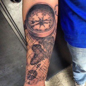 tatouage boussole voyage