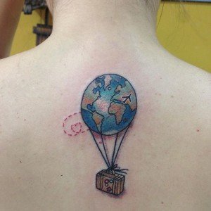 tatouage dos voyage