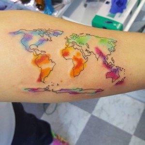 tatouage carte couleur voyage