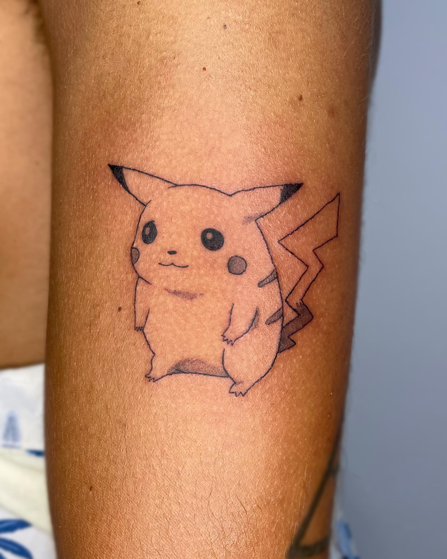 Tatouages de Pikachu : signification, inspiration et options de couleur et  de style